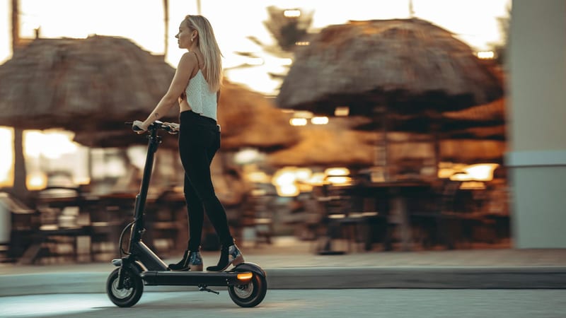 electric scooter street ride — ілюстрація до статті