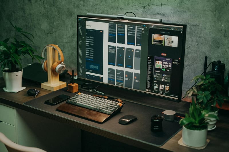 gaming headphones desk setup — ілюстрація до статті