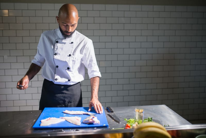 chef knife cutting board eastern european person — ілюстрація до статті