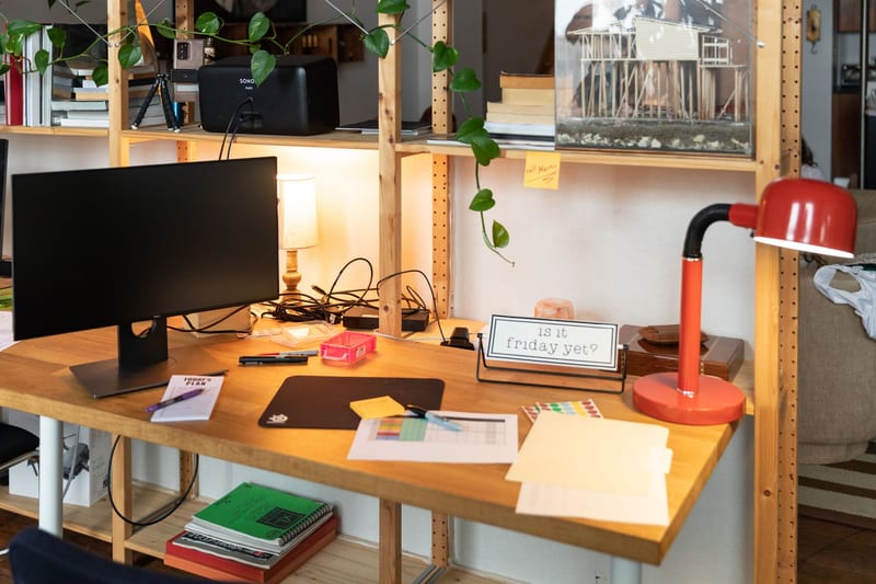 desk lamp home office — ілюстрація до статті
