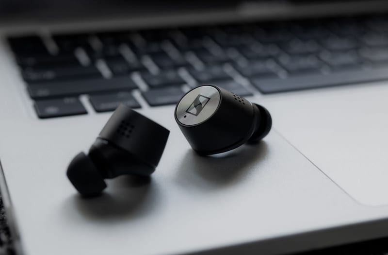 wireless headphones black eastern european person — приклад для огляду, фото 3