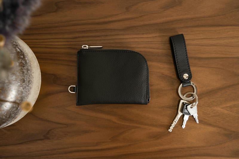 leather wallet keys street — ілюстрація до статті