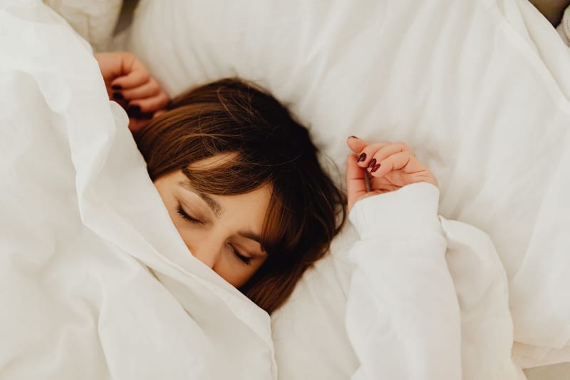 sleeping bag eastern european person — ілюстрація до статті