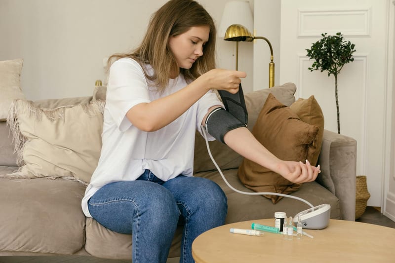blood pressure monitor eastern european person — ілюстрація до статті