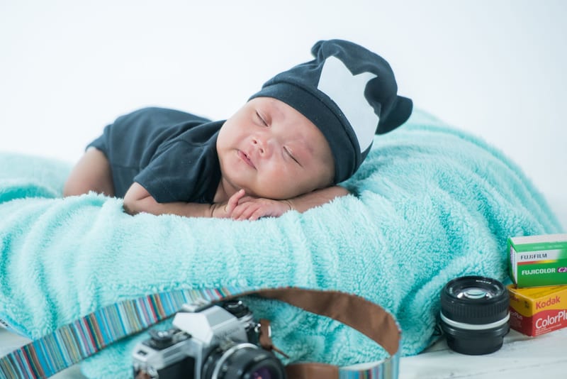night vision camera baby eastern european person — ілюстрація до статті