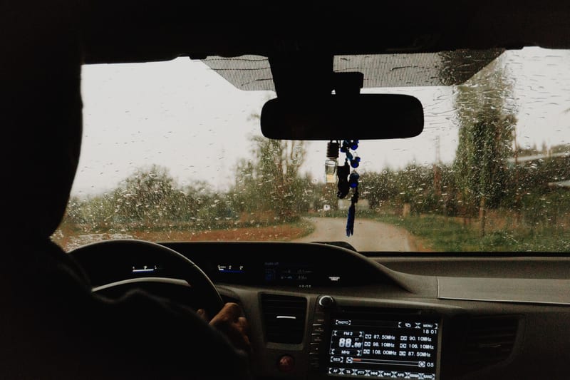 dash camera windshield eastern european person — ілюстрація до статті