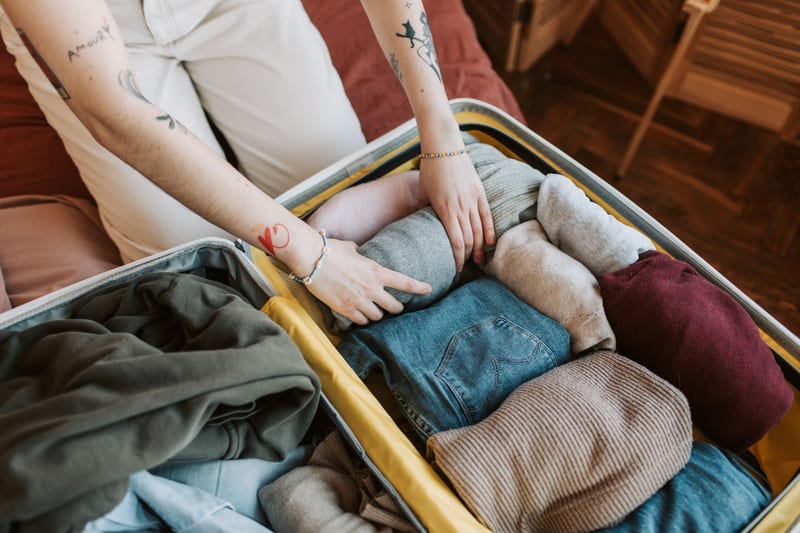 emergency suitcase eastern european person — ілюстрація до статті