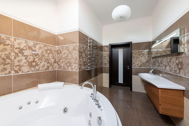 whirlpool bathtub bathroom — ілюстрація до статті