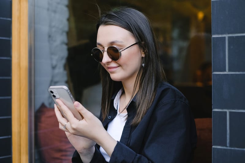 video door phone eastern european person — ілюстрація до статті