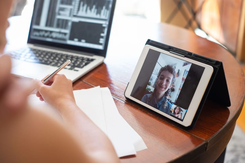 tablet video chat eastern european person — приклад для огляду, фото 3