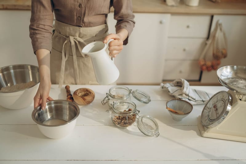 kitchen scale baking — ілюстрація до статті