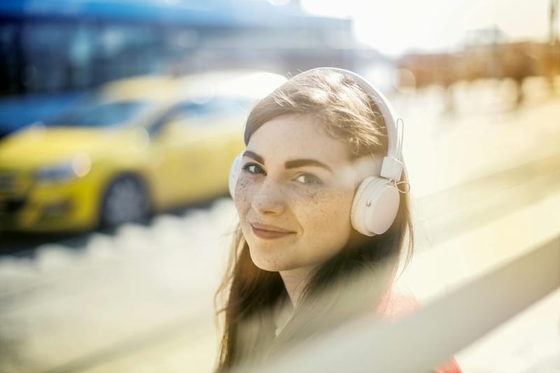 wireless headphones person street — ілюстрація до статті