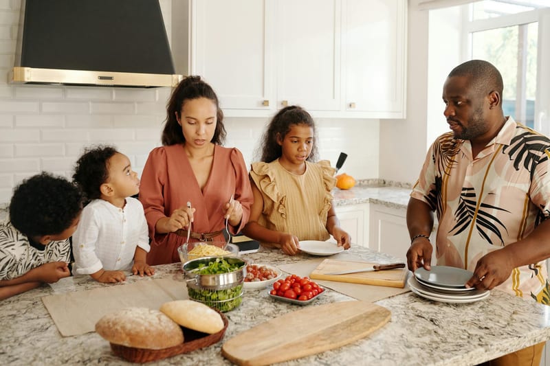 multicooker family meal kitchen — ілюстрація до статті
