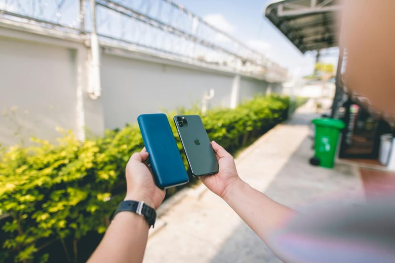 power bank charging phone outdoor — приклад для огляду, фото 3