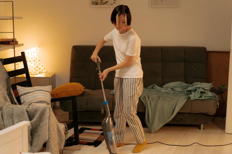 vacuum cleaner living room — ілюстрація до статті