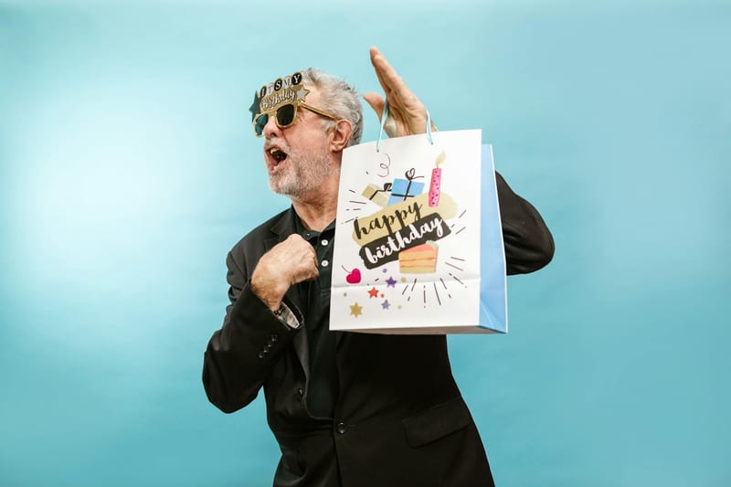 smartwatch birthday gift eastern european person — ілюстрація до статті