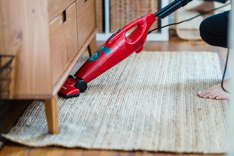robot vacuum cleaning eastern european person — ілюстрація до статті