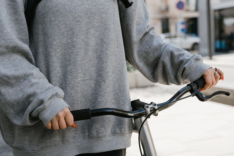 e-bike battery home eastern european person — ілюстрація до статті