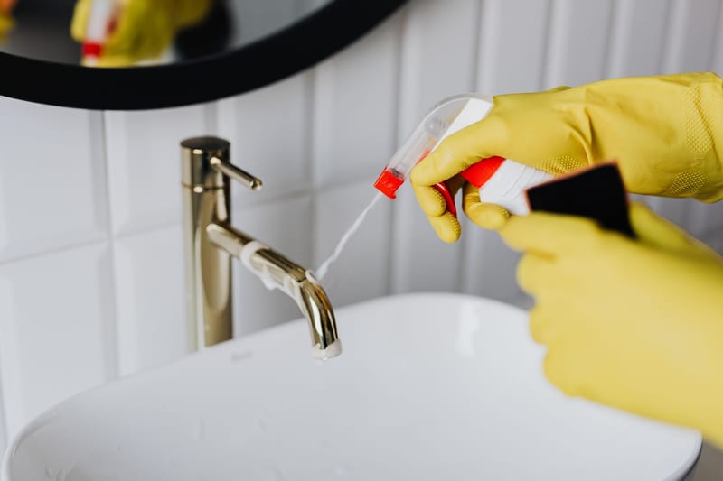 mold spray bathroom — ілюстрація до статті
